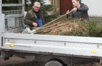 Jungschützen stellen den Weihnachtsbaum auf