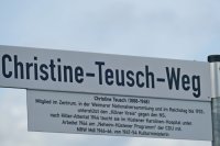 Enthüllung des Christine-Teusch-Zusatzschildes