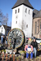 Hüstener Marktbrunnen wieder österlich geschmückt